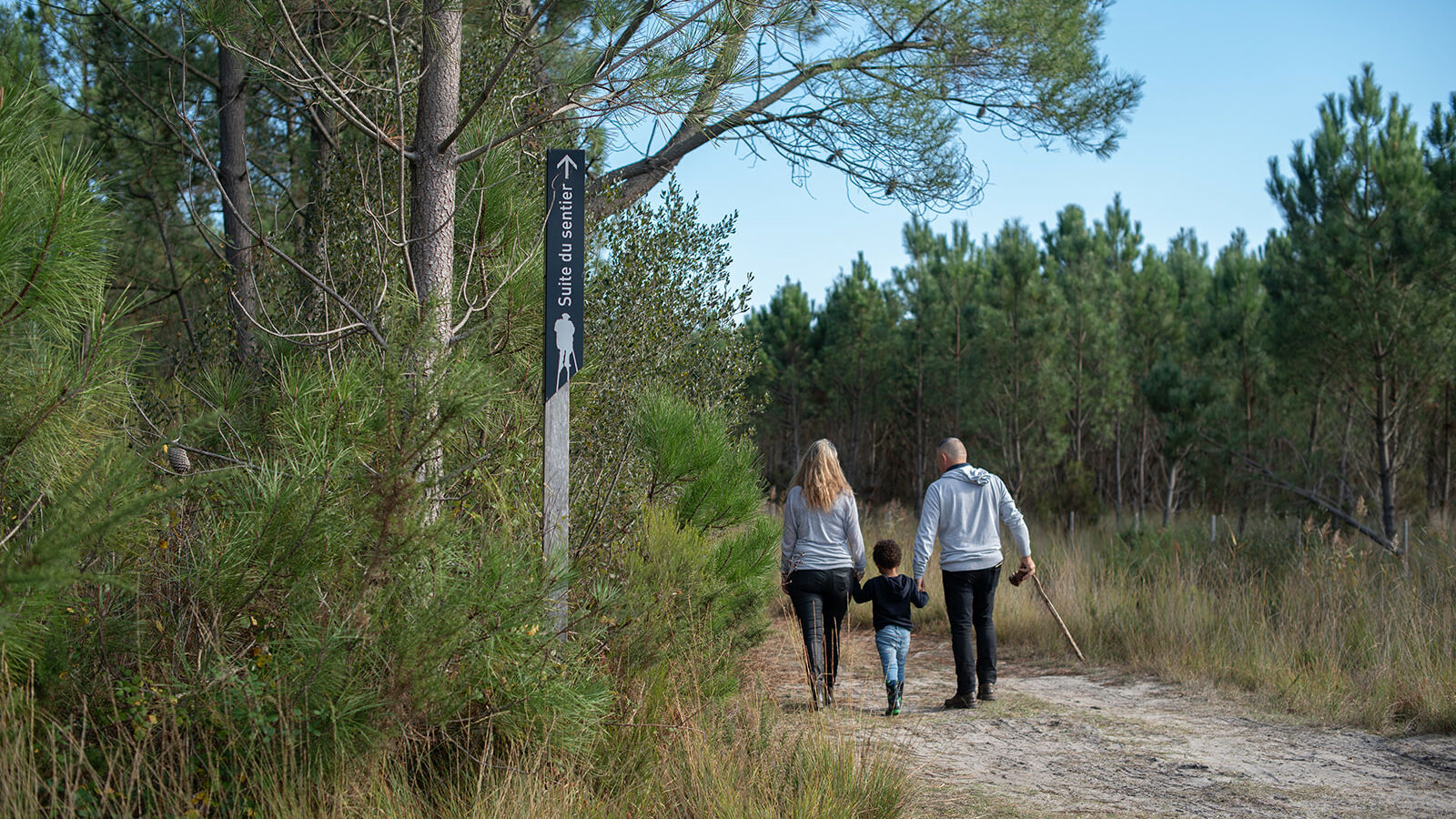 Balade avec papi et mamie au sentier d’interprétation l’Homme et la Nature au Porge
