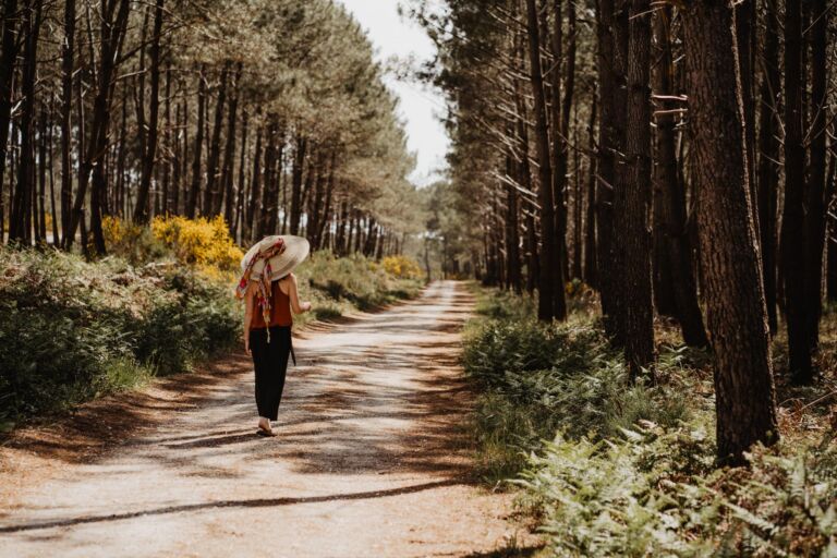 Fille dans la forêt