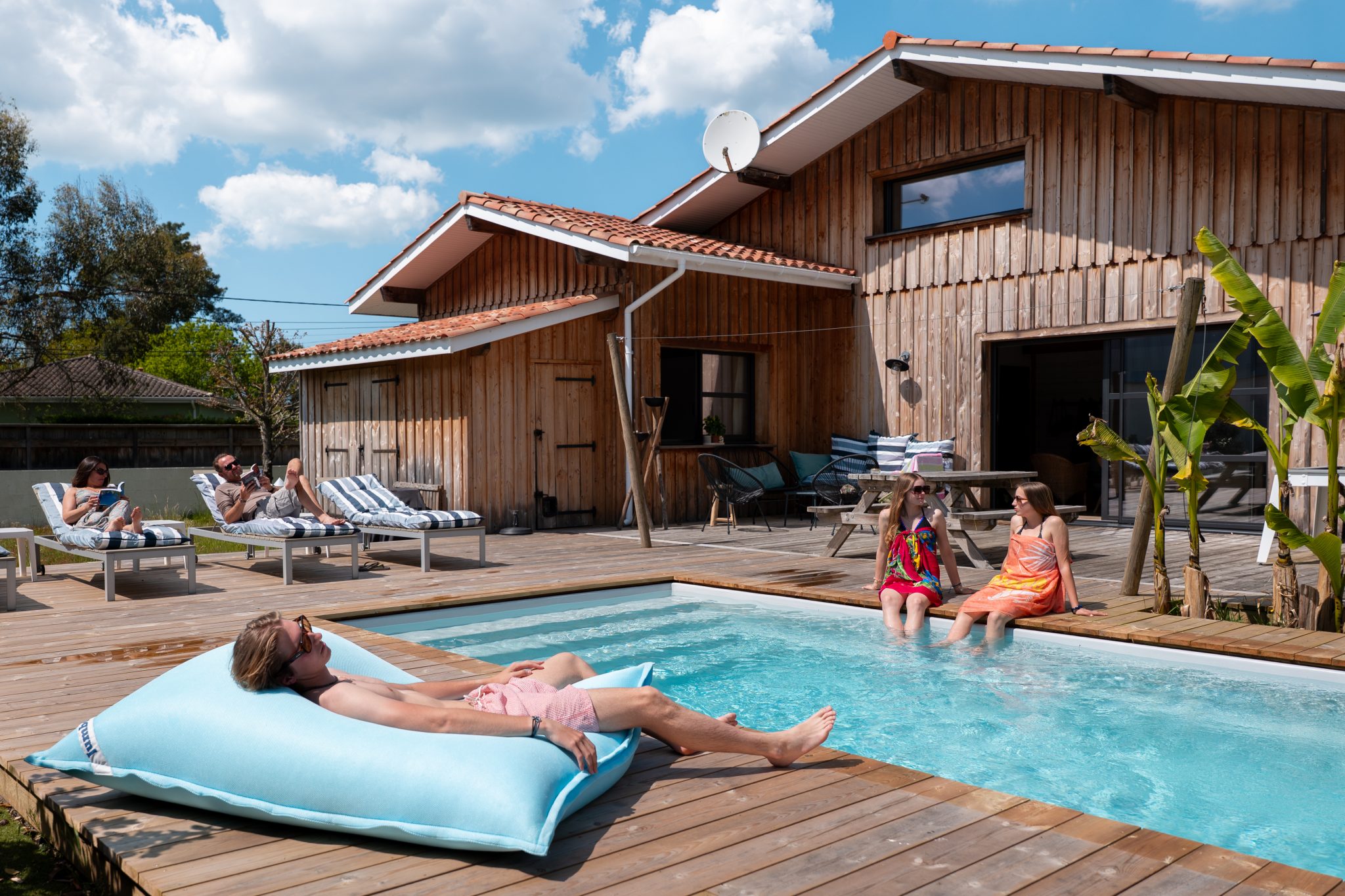 une famille au bord de la piscine