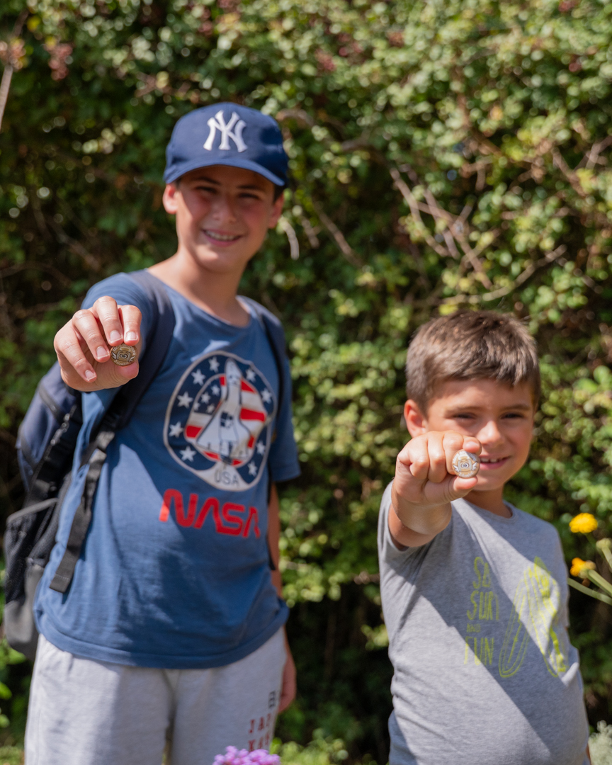 deux enfants qui montrent leur poï'z
