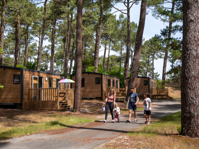 une famille marchant dans les allées ducamping la grigne le porge gironde