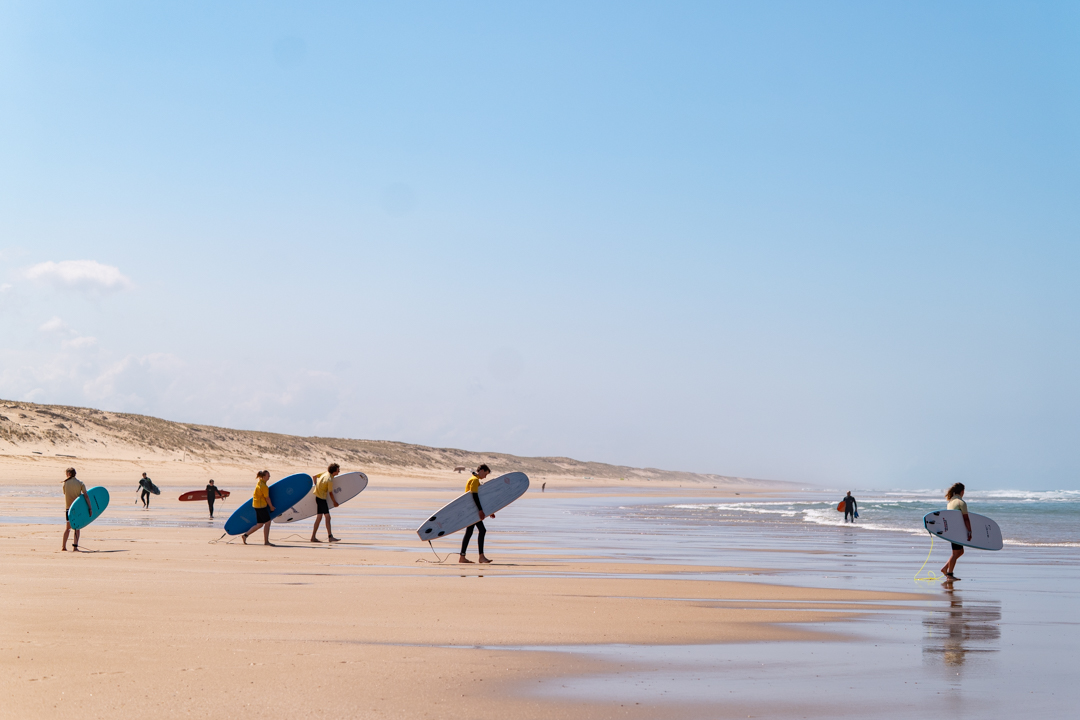 famille durant un cours de surf