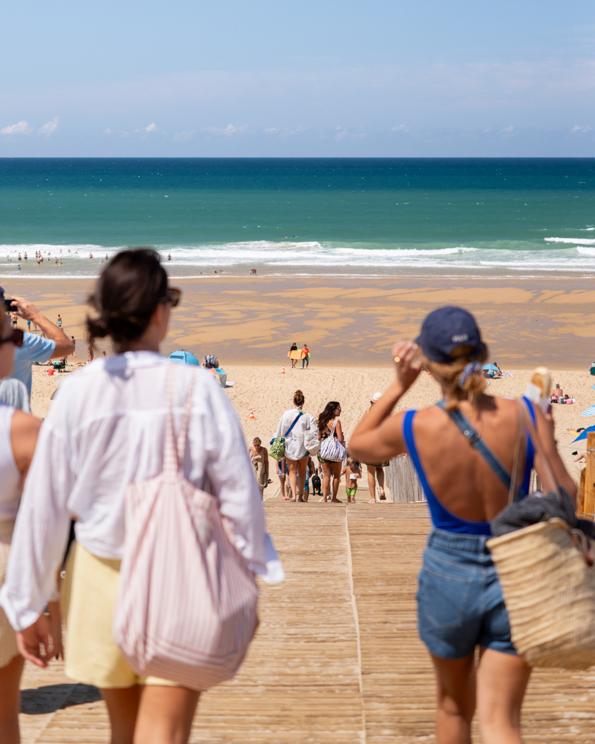 Femmes se dirigeant vers la plage du Porge océan
