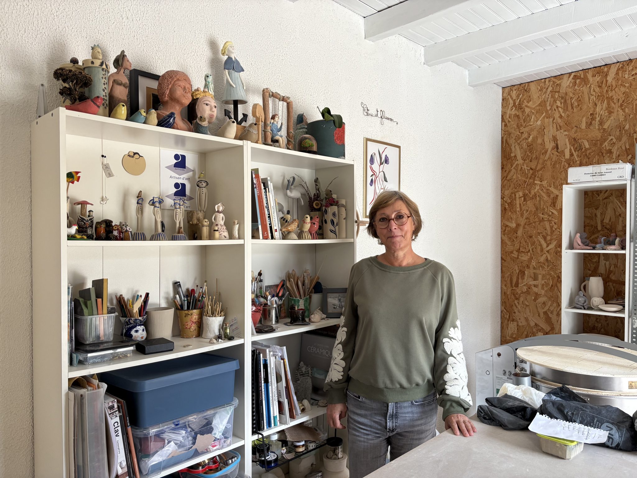 Florence, céramiste au Porge dans son atelier