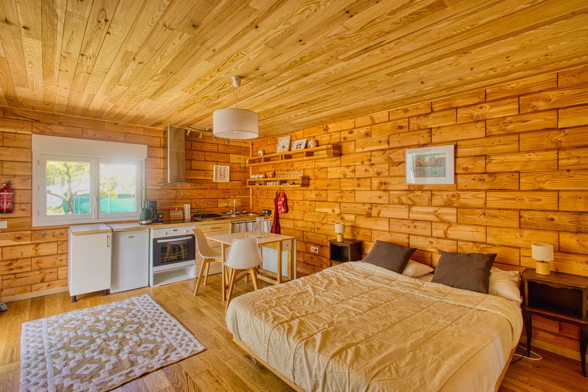 l'interieur de la brikawood, cabane en forêt à listrac-médoc