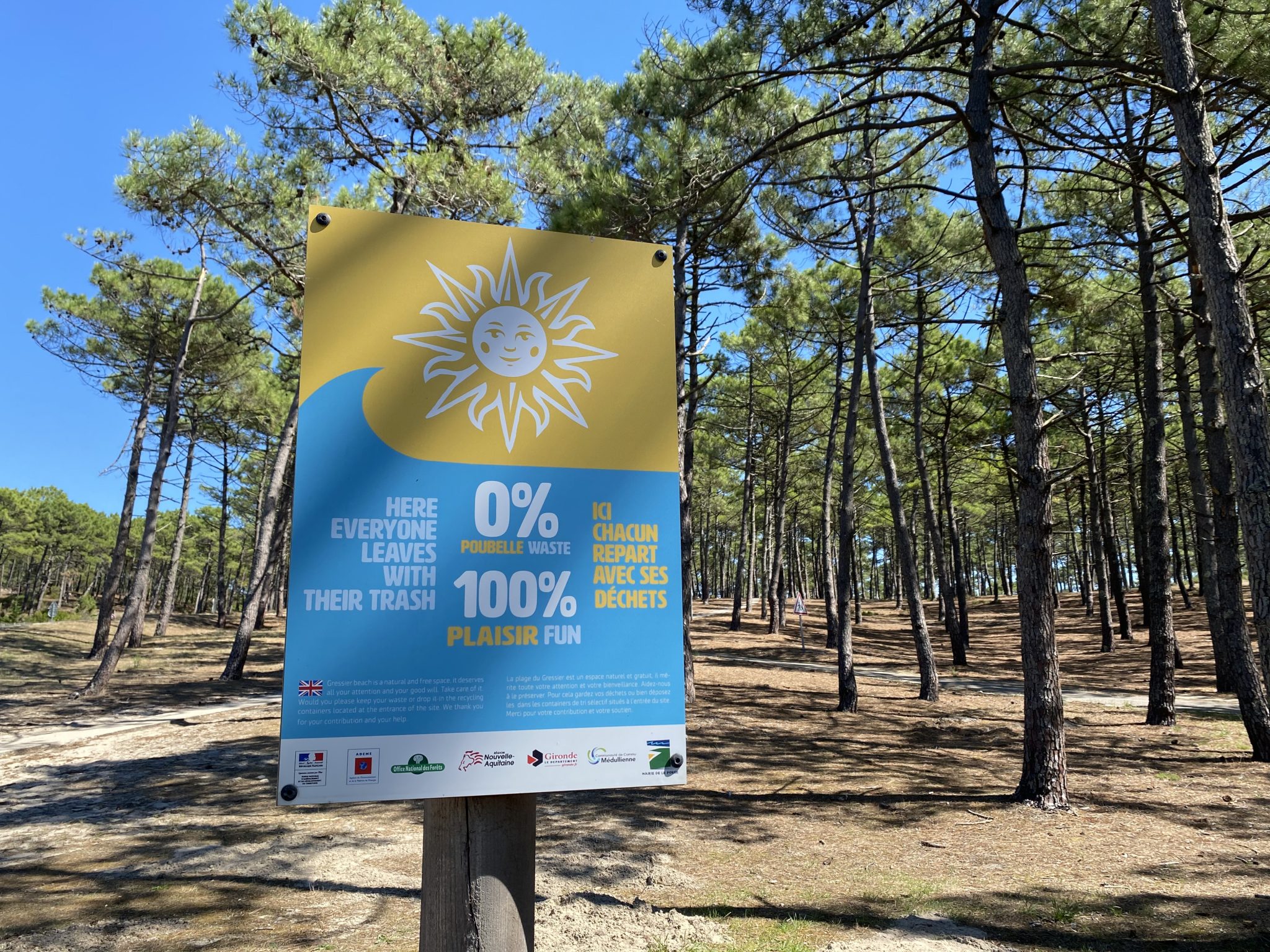 panneau informatif plage sans poubelle
