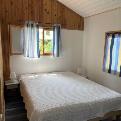 LA PETITE CABANE BLEUE PLANQUÉE DANS LA PRAIRIE