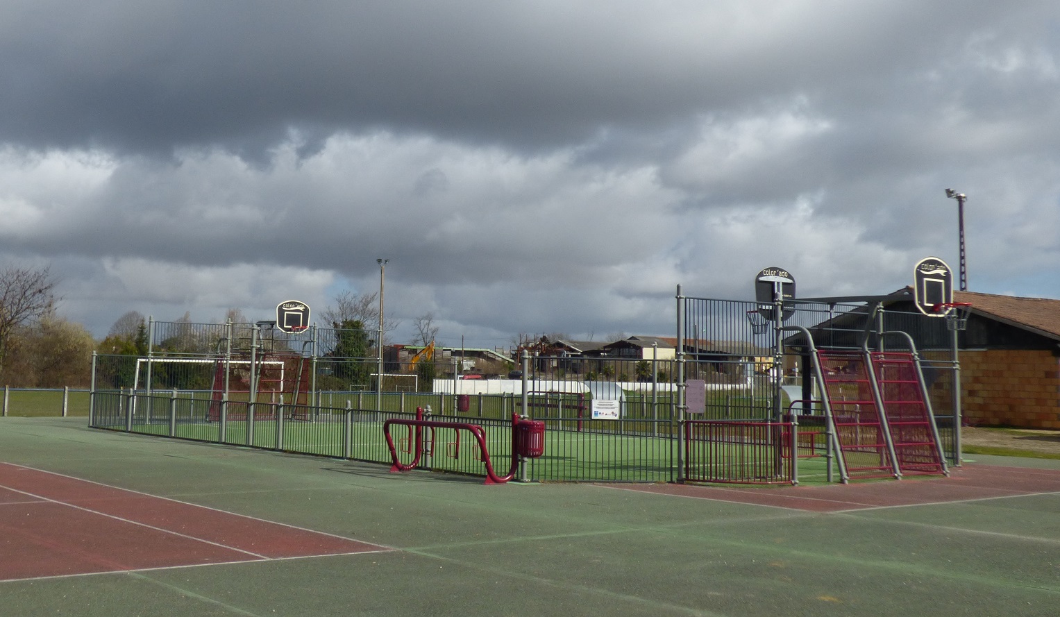 Table ping-pong, terrain de tennis et city stade