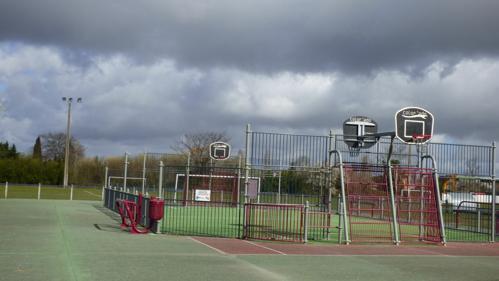 Table ping-pong, terrain de tennis et city stade