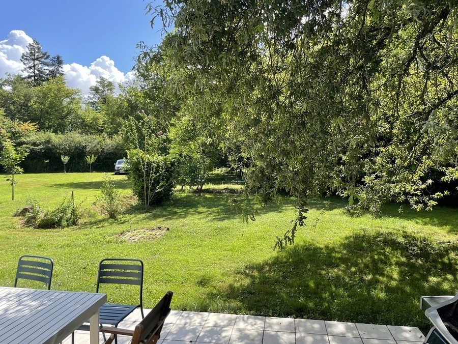 UN JARDIN AUX LAMBERTS LOCATION A MOULIS EN MEDOC